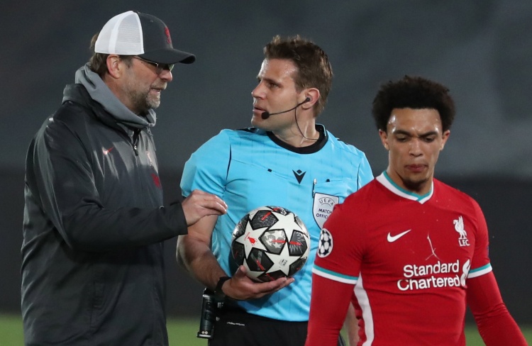 曼联狂丢21球暴露防守隐患，明夏抢免费英超铁卫！阿莫林欲签嫡系