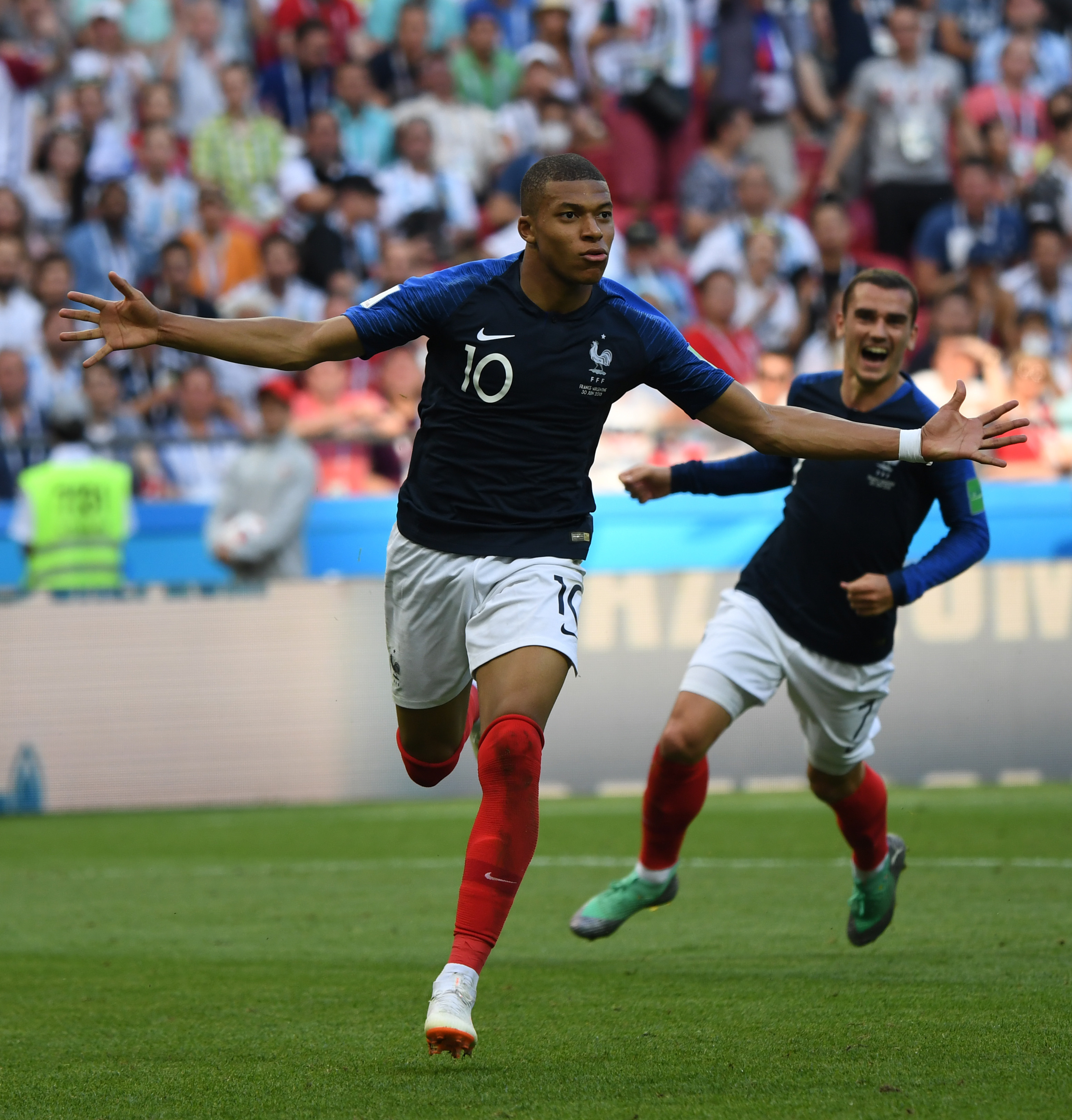 罗尼不看好维拉冲冠，前锋阿格博纳洛尔强烈反驳（罗尼看衰维拉争冠，阿格博纳洛尔强硬回应）