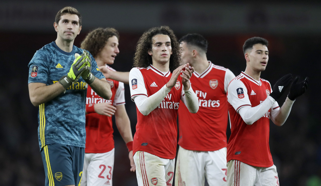 尤文发售圣诞节相关产品，毛衣售价39.9欧元，帽子16.9欧