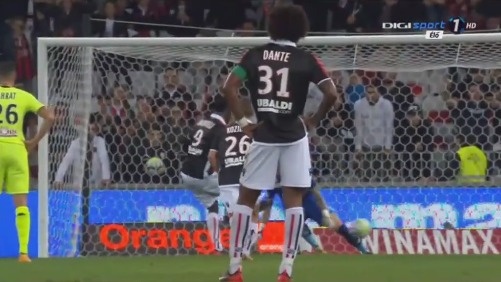 太阳报：麦克托米奈领意甲最佳球员奖，被女友透视着装抢风头（太阳报：麦克托米奈荣膺意甲年度最佳，女友透视造型成焦点）