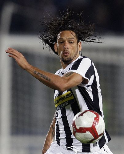 世界足球先生身上的反种族歧视争议（围绕世界足球先生的反种族歧视风波）