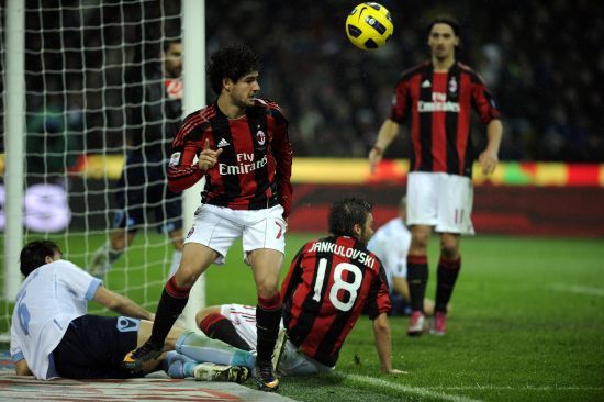 特朗普获国际足联首届和平奖，美国队实力最强，称梅西与C罗相当，展现其对足球的热爱与支持。