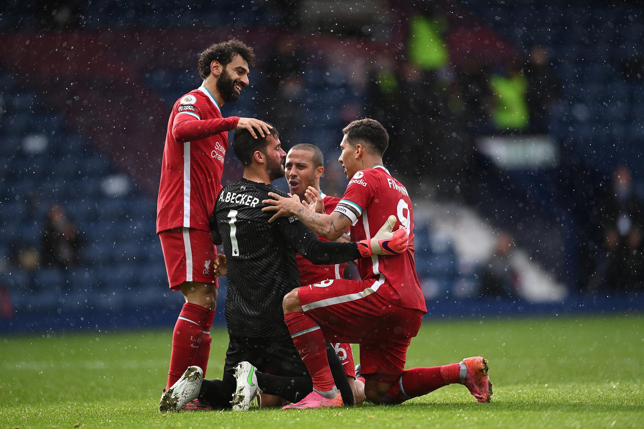 女子在冰面上奔跑拍照，突然冰面破裂女子坠入湖中！