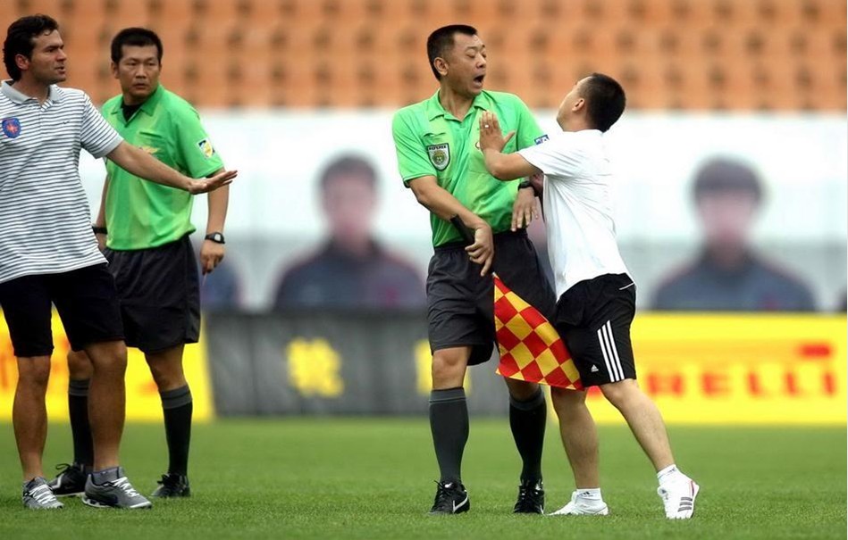 黄潜主帅：维加没抬脚是贴地铲球，我不认为那是红牌（黄潜主帅：维加未抬脚属贴地铲抢，判红不合理）