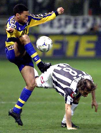 0-0，32岁曼城旧将埃德森神扑救险，穆帅前东家无缘欧联3连胜（0-0！32岁曼城旧将埃德森神扑化险，穆帅旧主无缘欧联三连胜）