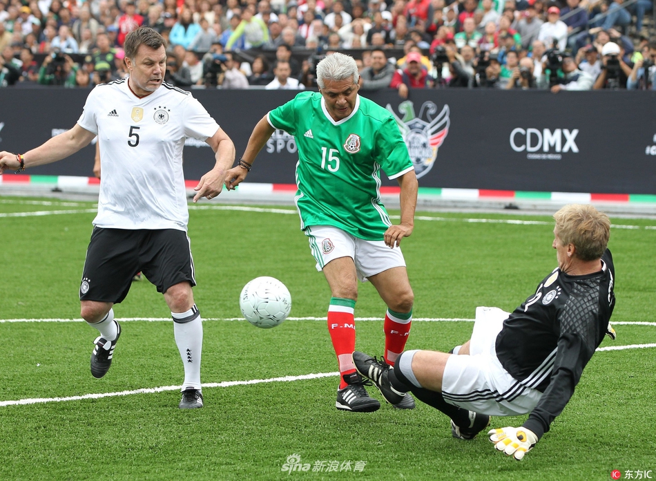 小将赛后拥抱母亲太感人