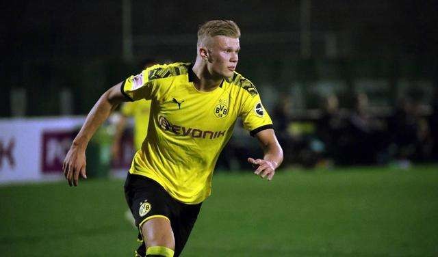 受伤的彭啸进入战上海U20的替补席，此前球员遭遇韧带损伤